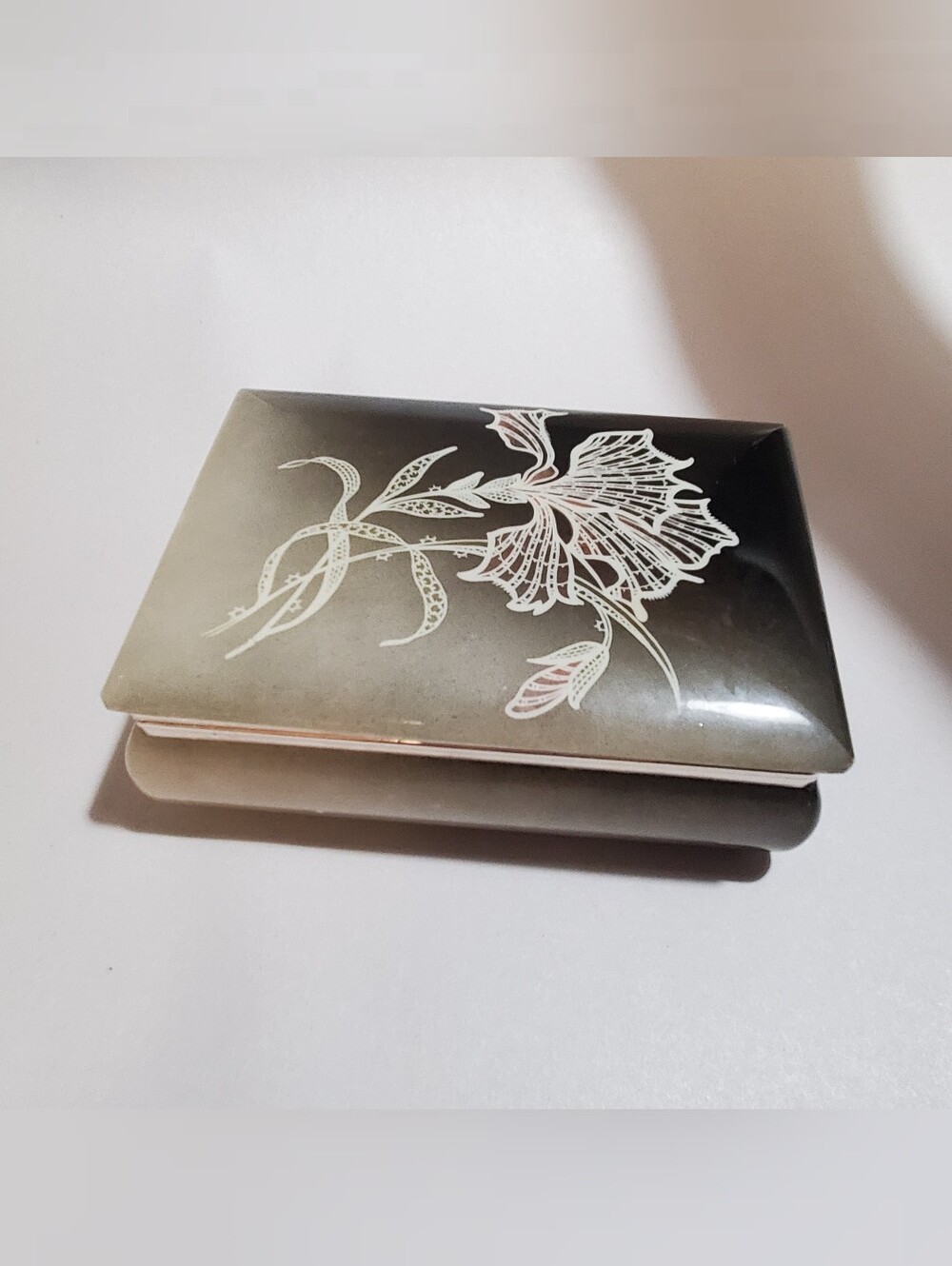 VINTAGE  ALABASTER MADE IN ITALY. TRINKET BOX. JEWERLY BOX. DISPLAY DECO. FLORAL
